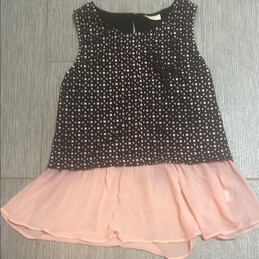 New top never worn very different small can’t be worn with leggings